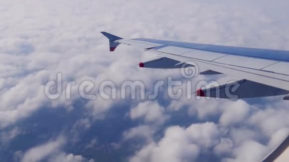 飞机飞越地球和云层视频的预览图