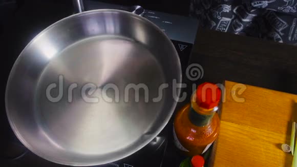 厨师在煎锅上浇油视频的预览图