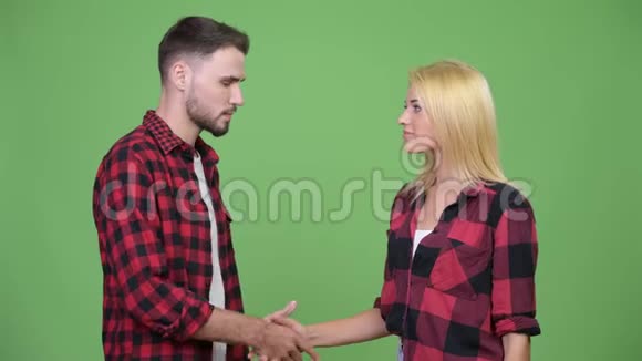 年轻夫妇握手视频的预览图