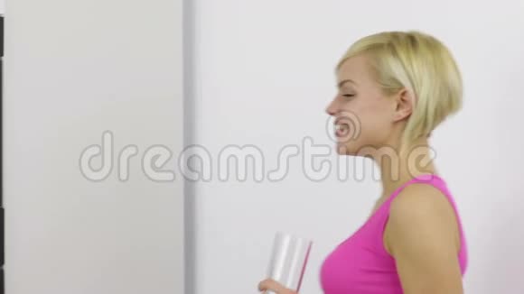 喝橙汁的女人开心的微笑打开视频的预览图