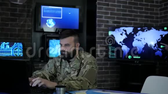 穿制服的肖像士兵在军事总部视频的预览图