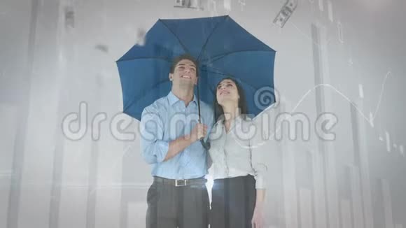 一对夫妇拿着雨伞钞票掉了下来视频的预览图