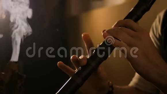 吹日本竹笛的人视频的预览图
