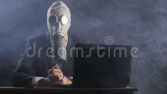 戴防毒面具的商人在办公室工作在办公室抽烟视频的预览图