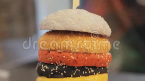 多种颜色的面包汉堡特写移动相机淘洗一堆彩色面包快餐汉堡视频的预览图