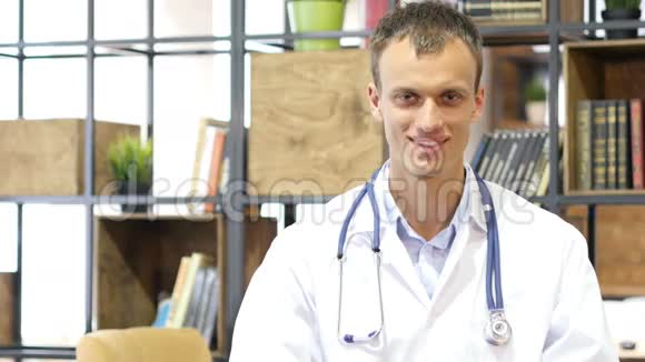 年轻医生在医院办公室对着镜头微笑的画像视频的预览图