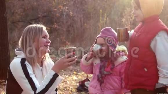 这家人在秋天公园喝茶视频的预览图