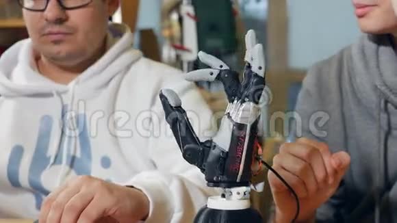 机器人男人做手势真正创新的仿生手臂移动手指视频的预览图