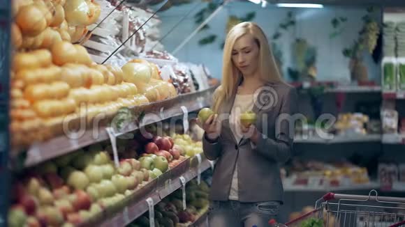 在杂货店或超市购物的美女视频的预览图