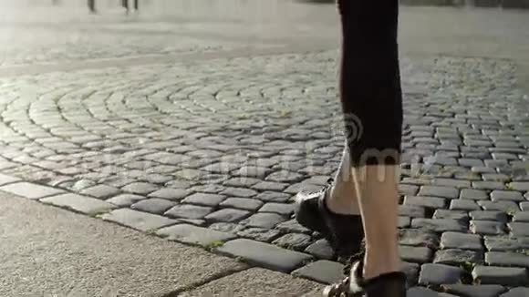 一双苗条的女人在街上走视频的预览图