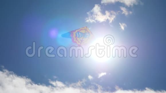 风筝对着太阳在蓝天上飞翔风筝在美丽的天空中飞翔有太阳和云彩视频的预览图