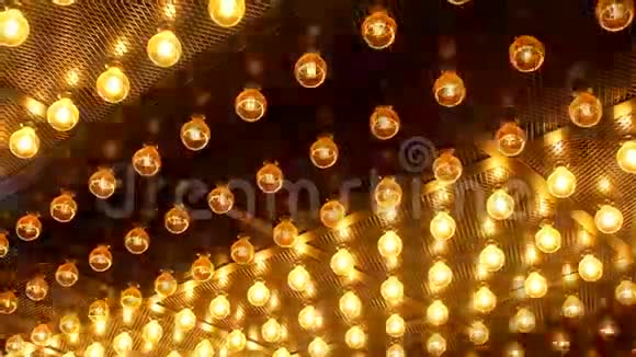 许多明亮的发光玻璃灯在黑暗的rabitz背景上照明设置爱迪生复古灯时尚阁楼视频的预览图