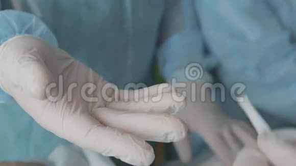 准备手术助理外科医生把手术刀交给医生外科医生手中的医用手术刀视频的预览图