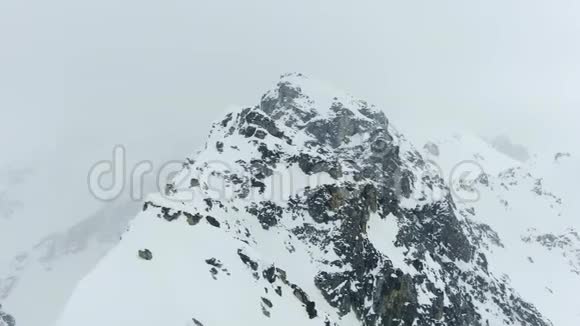 雪山覆盖雪天空中拍摄4k视频的预览图