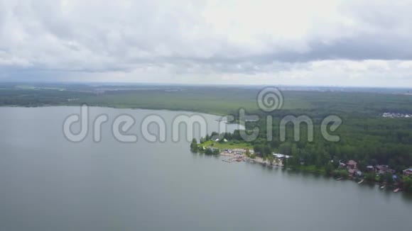从空中俯瞰自然中的湖泊和娱乐区令人惊叹的风景河水落日景观视频的预览图