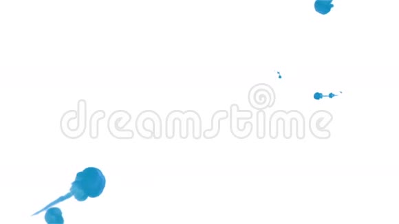 蓝色墨水滴在白色背景上以达到效果三维渲染体素图形计算机模拟34视频的预览图