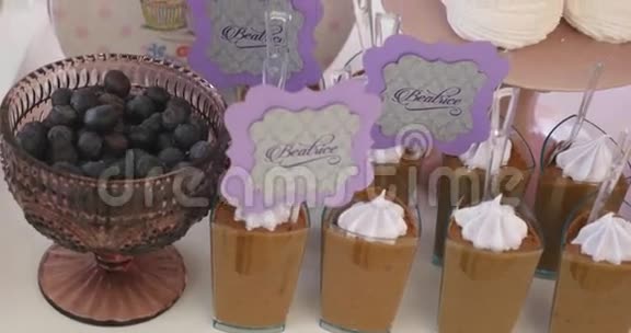 节日装饰用鲜奶油做巧克力布丁视频的预览图