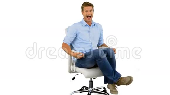 微笑的男人在白色背景上转动转椅视频的预览图