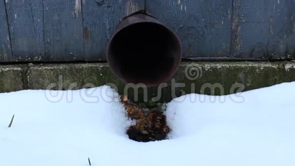 春天管子里滴水融雪视频的预览图