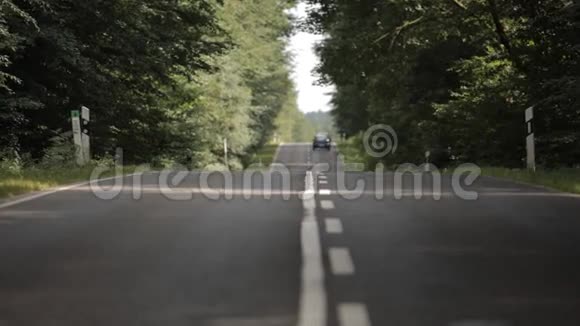 汽车在路上行驶视频的预览图