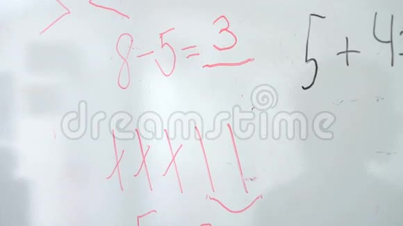 小男孩把方程数学从黑板上抹去视频的预览图