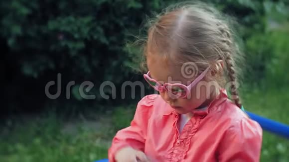 快乐的孩子在春天公园吹肥皂泡视频的预览图