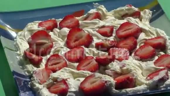 带奶油的草莓视频的预览图