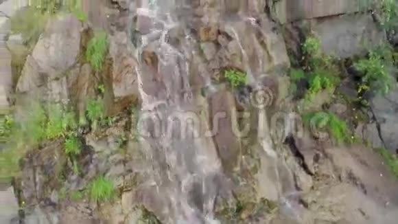石墙瀑布的空中风景俯瞰美丽的瀑布水落下两百英尺视频的预览图