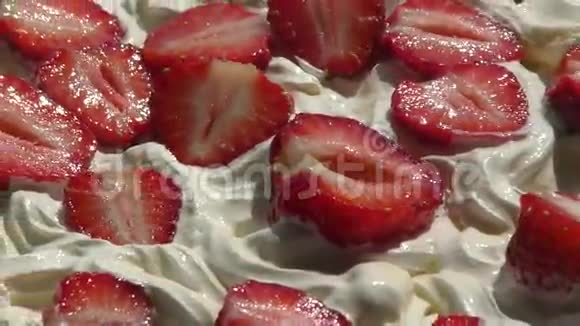 带奶油的草莓视频的预览图