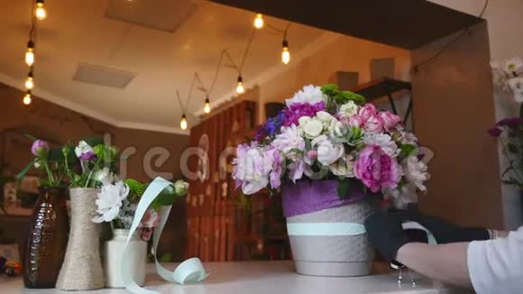 花店手工制作花束装饰丝带的俯视图视频的预览图