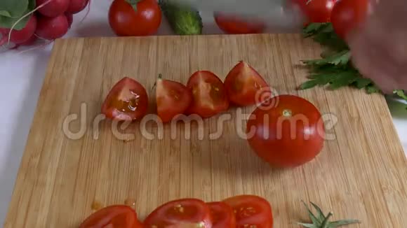 人的手切番茄视频的预览图