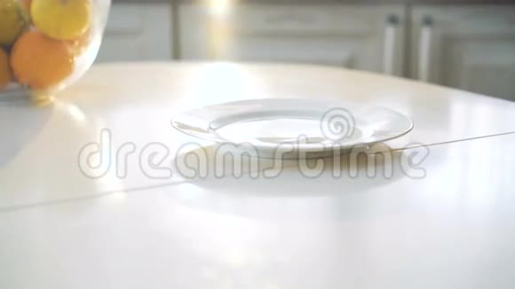 女孩把油炸肉放在桌子上的白色盘子上4K视频的预览图