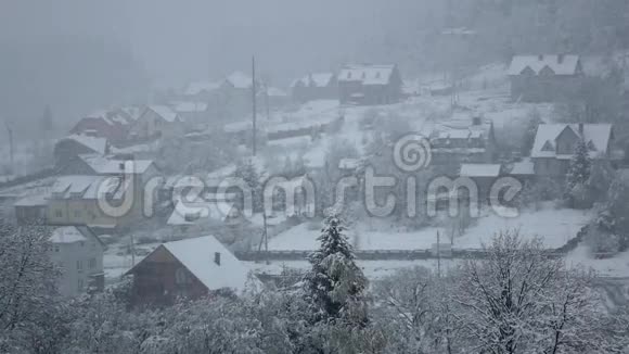 雪落在山脚下的村庄慢动作视频的预览图