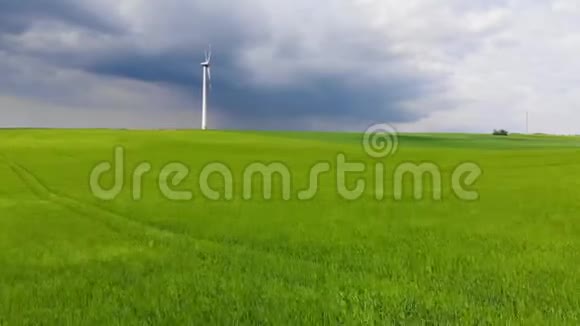 风能发电厂山上的现代风力发电站清洁能源视频的预览图