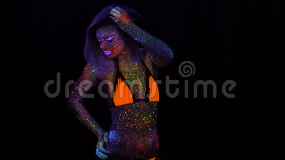 美丽的时尚女性在霓虹灯下跳舞的肖像有荧光创意的迷幻化妆的模特女孩视频的预览图