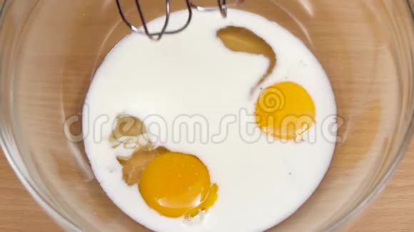 玻璃碗搅拌机煎蛋卷的原料慢动作视频的预览图