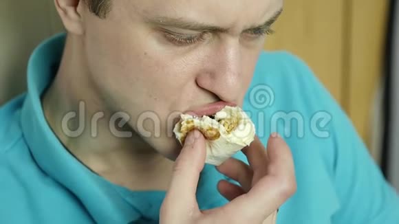 瘦削的男人吃快餐非常享受嚼垃圾食品的家伙胃口很大慢动作视频的预览图