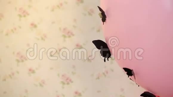 粉红色的气球和黑色的蝴蝶视频的预览图