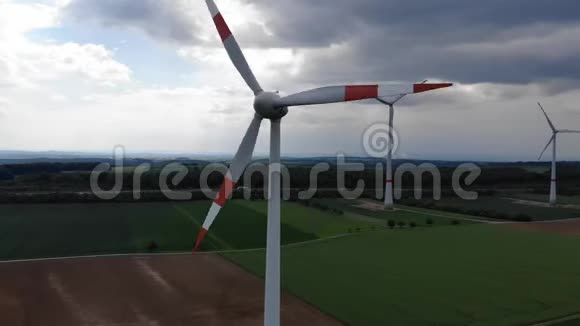 风能发电厂山上的现代风力发电站清洁能源视频的预览图