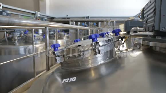 储存和发酵牛奶的大罐视频的预览图