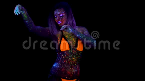 美丽的时尚女性在霓虹灯下跳舞的肖像有荧光创意的迷幻化妆的模特女孩视频的预览图