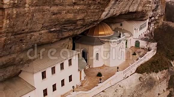 神圣的宣礼寺洞里面的寺庙中世纪要塞曼古普凯尔Bakhchisarai州视频的预览图