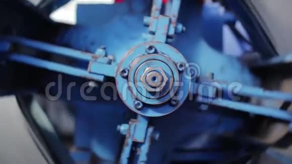 很大的螺栓机的转动部分印刷厂旋转机器的视图一种叫做视频的预览图