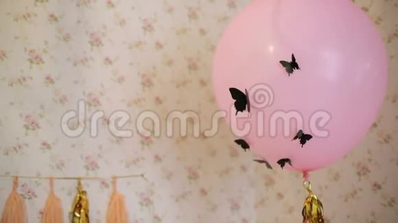 粉红色的气球和黑色的蝴蝶视频的预览图