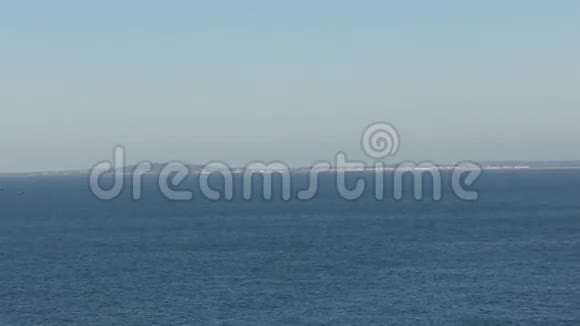 卢尔沃斯科夫海和海湾靠近古岩视频的预览图