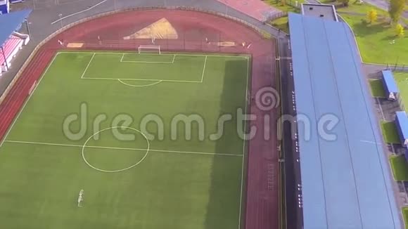 足球场的空中景观从天空看足球场一个新的足球场和体育场视频的预览图