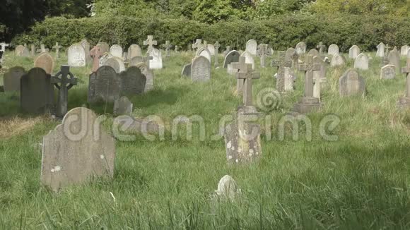 基督教墓地石头墓碑和十字架视频的预览图