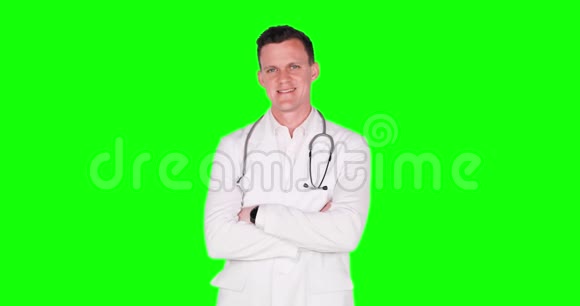 自信的医生在工作室摆姿势视频的预览图