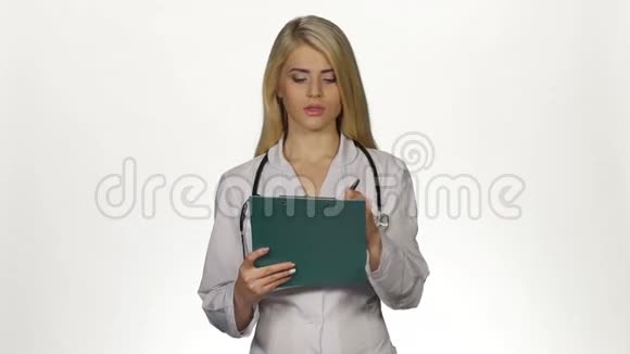 卫生工作者在剪贴板上做笔记白色视频的预览图