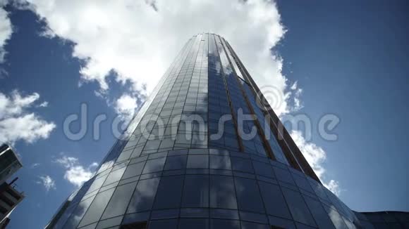 摩天大楼对抗蓝天视频的预览图